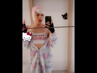 Фембой раздевается перед зеркалом 🙈