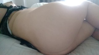 Zwangere vrouw gezwollen poesje met op afstand bedienbare vibrator binnen - geile zwangerschap amateur meid