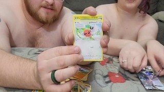 BBW MILF e maritino aprono le carte pokemon nude.