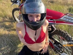 МОТО ДЕВУШКА ПОПРОСИЛА ОТСОСАТЬ ЧЛЕН МОТОЦИКЛИСТУ В ПОЛЕ ЭНДУРО CRF 250 - Screenshot 1 of 16 - Moto