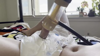 Кончание с помощью Venus 2000 через подгузник