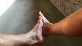 Hot voeten aanbidden in de alpine spasauna
