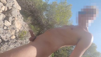 在树林里裸体徒步旅行时撒尿