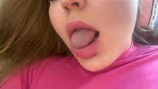 Lippen fetisj en langzame pijpbeurt close-up