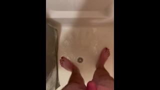 Cute joven femboy se masturba en la ducha hasta que se corre