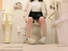 【現役女子大生】放尿シーン　おしっこ撮影 - Screenshot 4 of 16 - Toilet