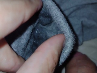 灰色の汚れた靴下の中の大規模なザーメン