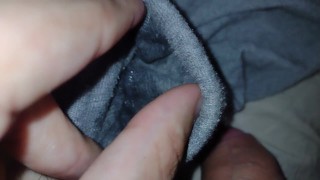 Ejaculação maciça dentro de meias sujas cinza