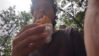 Comendo sozinho no parque um salgado bem gostoso pra ficar barrigudo
