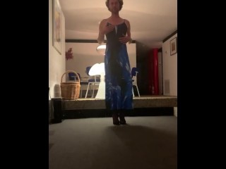 ハイヒール👠と新しい青いドレス、ベイビーに曲がる!
