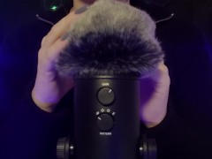 • Windscreen With Soft Rain Sounds •