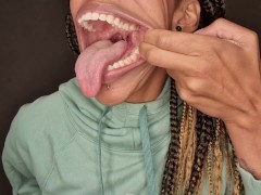 I stretch my huge mouth out to give you amazing mouth views
