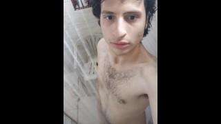 Mostrando mi culo en el agua de la ducha