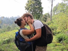 How to kiss like in a movie scene Scenic kissing on Sri Lanka!
