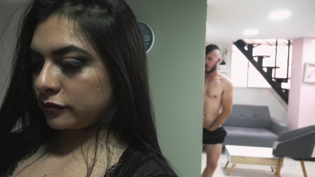 Mamina mrdá s nevlastním synem, když je manžel pryč (Antonella-Jones)