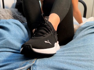 Ella me Pajeó Con Sus Zapatillas Atléticas 💦