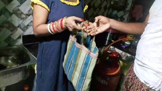 Tante Brachte Die Nachbarin Zum Ketlai Bazar, Brachte Rückständiges Gemüse Und Tesco Half