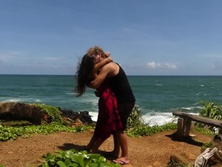 熱帯の島で情熱的にキスをしているhotカップル!(情熱的にキスする方法)