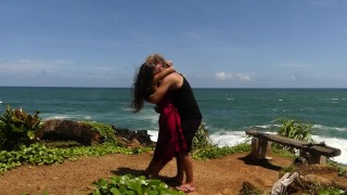 Hot pareja besándose apasionadamente en una isla tropical! (Cómo besar apasionadamente)