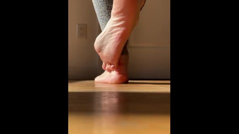 Soft wrinkled milf feet show: natural nails, best soles, long toes, high arches