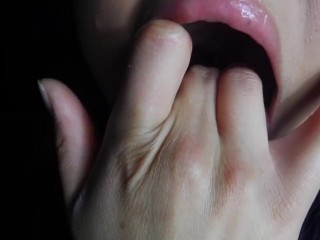 セラフィーナcherryは彼女の完璧な口の唾と唇の遊びを示しています