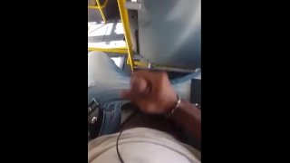 まっすぐな黒人男性がバスでジャックオフに巻き込まれ、これが起こります....