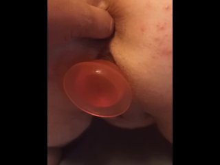me follo dedo gordo por el culo y tengo puesto consolador coño