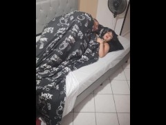 Me follo al marido de mi madre mientras ella va a trabajar