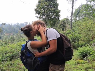 東南Asiaでハイキング中に情熱的にキスするHotカップル!(情熱的にキスする方法)