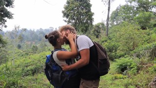 Hot koppel zoent hartstochtelijk tijdens het wandelen in Zuidoost-Asia! (Hoe hartstochtelijk te kussen)