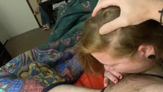 La rousse tatouée SpiderMitten est interrompue pendant qu’elle suce une bite