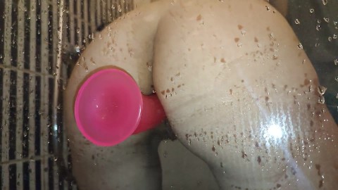 彼女の肛門にゴム製のディックを押し込んだ方法を撮影しました