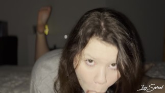 苍白皮肤的黑发女孩让自己成为喉咙馅饼