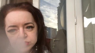 Vapoter de Mistress Lara sexy dans une nuisette