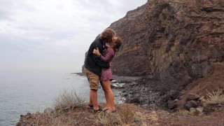 Hot pareja besándose apasionadamente encima de una playa secreta Rocky