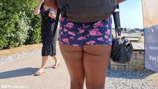 Прогулка на публике в шортах с попкой - откровенная THICK ASS
