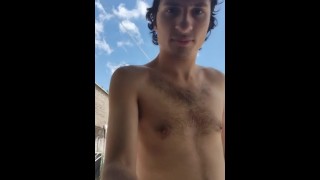 Волосатый 20-летний парень в шляпе, без рубашки на солнце ( дразнит на камеру