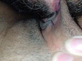 雌犬が私の口の中で雌犬のように激しくうめき声を上めるまで、猫と一緒に側だけを吸う