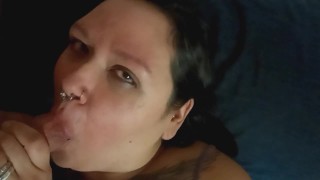 Bbw tatuado y perforado Latina chupa la polla blanca Dougie