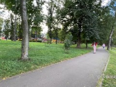 Подцепил девку со скейтом и трахнул ее в парке на дереве на публике - Screenshot 1 of 16 - Public