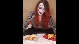 Goth Femboy remercie en baisant le dîner de Thanksgiving