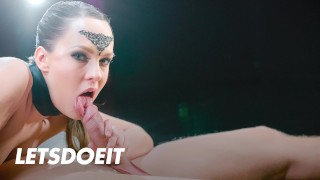 Blue Angel bindt haar vriendje vast en bereidt hem voor op hardcore dominatie - LETSDOEIT