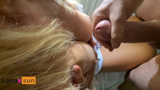 Sperma op tieten (snel aftrekken) | SmallTits, stiefmoeder krijgt hete cumshot van grote lul!