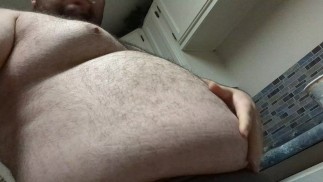 Жирная свинья пыхтит мороженым