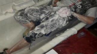 Стираю шорты и футболку (это для одного из моих поклонников, но я серьезно отклоняюсь от нормы, не так ли?)