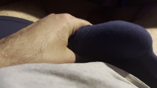 Zou je mijn grote uitstulping willen aanbidden? Onbesneden lul onder mijn boxer