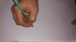 Dessin d’une femme japonaise aux gros seins avec un simple crayon
