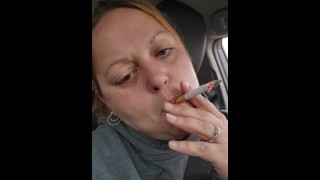 Fumando e masturbando na estrada.