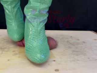 Hakken Bootjob in Groene Knielaarzen (2 POV's) Met TamyStarly - Ballbusting, CBT, Vertrappelen, Femdom