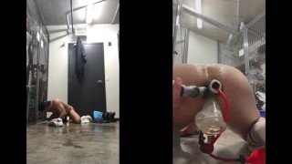 Culo lleno de buttplugs en público, meando y cumming